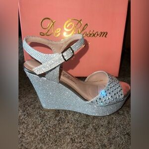 De Blossom silver wedges